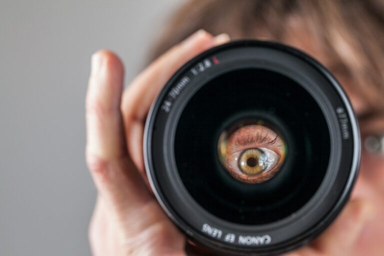 Oeil dans un objectif photographique